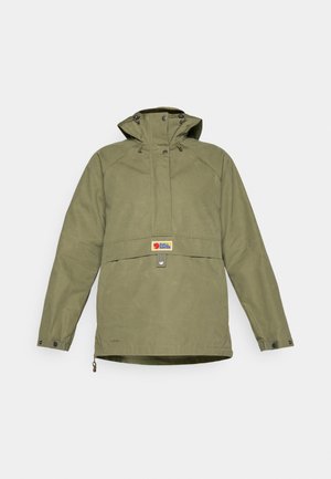 Veste anorak à capuche vert olive avec poche à rabat sur le devant, fermetures à boutons et logo Fjällräven sur la poitrine.