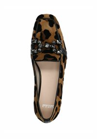 Scarpa piatta in stampa leopardata realizzata in morbido suede con accenti in pelle verniciata nera e dettagli decorativi in pietre preziose sul collo del piede.