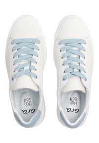 Baskets en cuir blanc avec des lacets bleu clair, bout rond et un branding subtil sur la semelle intérieure. Texture lisse et design minimaliste.