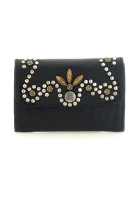 Portafoglio in pelle nera con borchie metalliche e dettagli in foglia d'oro, dotato di chiusura a patta e decorazioni sul davanti.