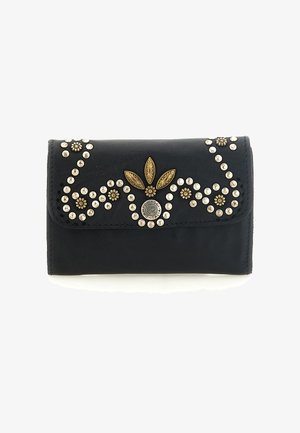 Portafoglio in pelle nera con borchie metalliche e dettagli in foglia d'oro, dotato di chiusura a patta e decorazioni sul davanti.