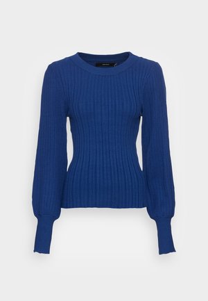 Blå ribstrikket sweater med lange puffede ærmer og brede manchetter, figurformet talje og rund halsudskæring på hvid baggrund.