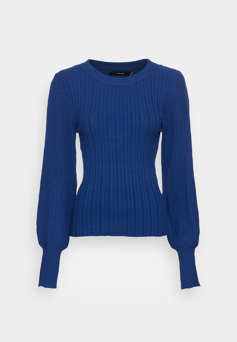 Pull en maille côtelée bleu avec manches longues bouffantes et larges poignets, taille ajustée et encolure ronde sur fond blanc.
