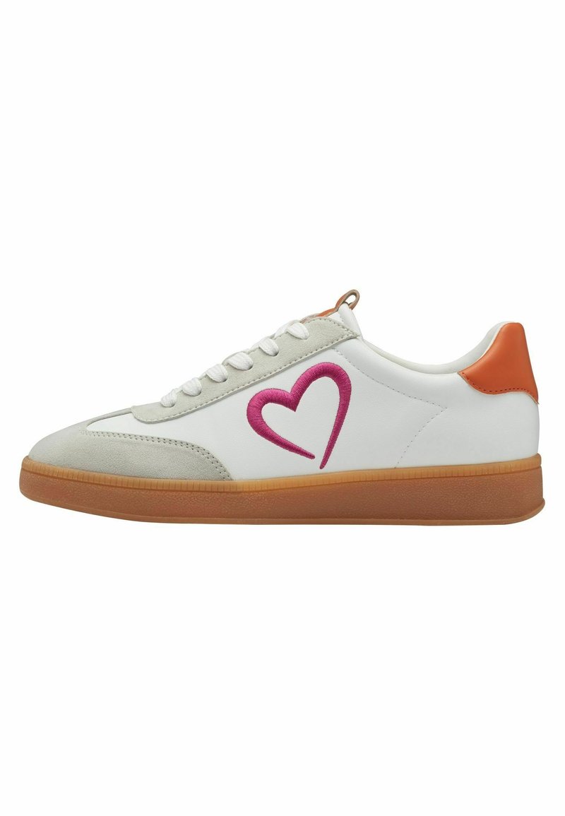 Baskets blanches avec bout en daim gris clair, semelle marron, patch orange au talon et cœur rose brodé sur le côté.