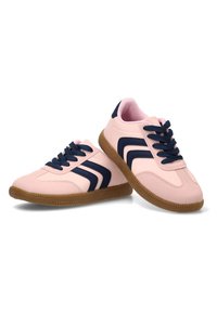 Zapatillas deportivas rosas con detalles y cordones azul marino. Cuentan con una suela de goma texturizada y tres franjas curvas en el lateral, fabricadas con material sintético.