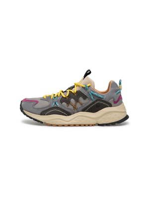 Klobiger Sneaker mit grauen, schwarzen und beigen Einsätzen, gelben Schnürsenkeln, blauen und pinken Akzenten und einer dicken, strukturierten beigen Sohle.