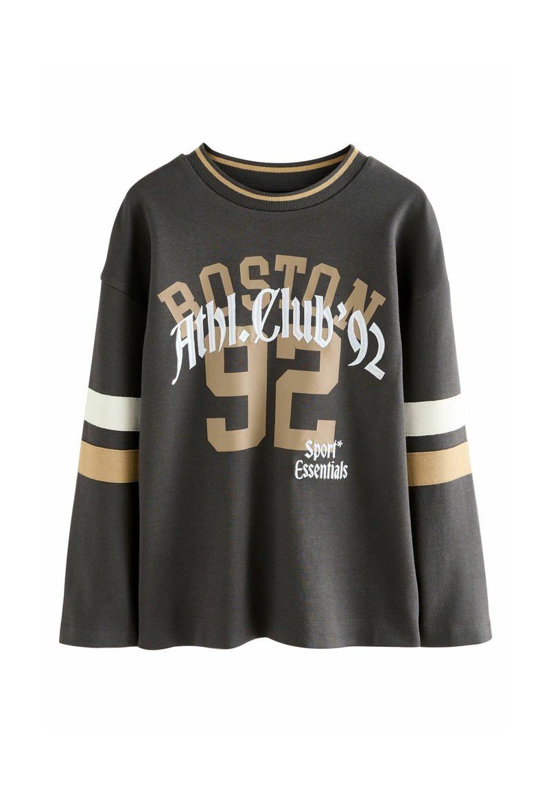 Tmavě šedá mikina s long-sleeve a zlatými, bílými a černými detaily. Na přední straně má grafiku "BOSTON" a "Athl. Club '92".