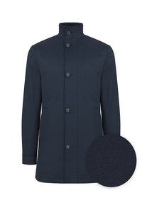 Granatowy, płaszcz o średniej długości wykonany z gładkiego materiału z stojącym kołnierzem, siedmioma guzikami i dwoma bocznymi kieszeniami. Zawiera teksturowaną próbkę.