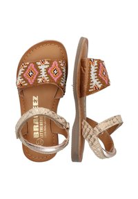 Bruine leren sandalen met een gehaakt ontwerp met geometrische patronen in roze, oranje en wit; inclusief metallische banden en textuuraccenten.