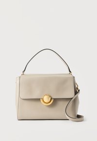 Bež usnjena ročna torbica z zgornjim ro čajem, poklopcem z zaponko v obliki zlatega kroga ter snemljivim ramenskim trakom na belem ozadju.