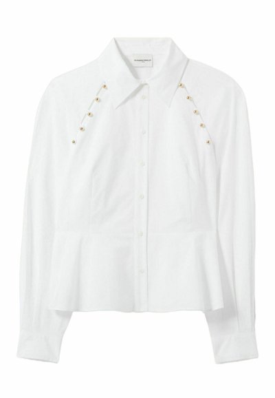 Blusa bianca a maniche lunghe con vita aderente e bottoni decorativi dorati sulle spalle, che trasmette un aspetto elegante.