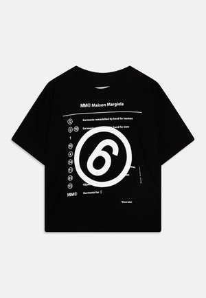 Schwarzes, verkürztes T-Shirt mit weißen Grafiken und Texten, darunter ein großes kreisförmiges Design mit der Zahl "6" und verschiedenen Beschriftungen.