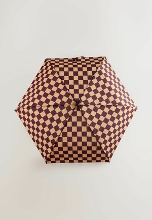 Umbrelă în carouri cu o schemă de culori bordo și bej, având un model clasic pătrat și o închidere centrală cu șnur.