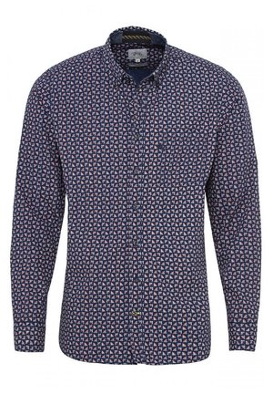 Langärmliges Button-Down-Hemd mit navyfarbenem Hintergrund und geometrischem Muster aus kleinen roten und weißen Dreiecken; eine Brusttasche.
