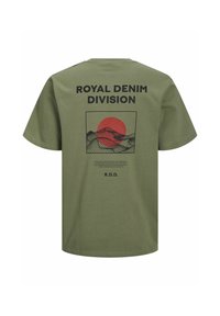 Camiseta de algodón verde oliva de mangas cortas, con un diseño gráfico negro de montañas y un sol rojo, texto "ROYAL DENIM DIVISION" arriba.