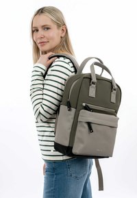 Sac à dos vert et gris avec doubles poignées supérieures et bretelles ajustables, présentant plusieurs poches zippées extérieures et une texture lisse.