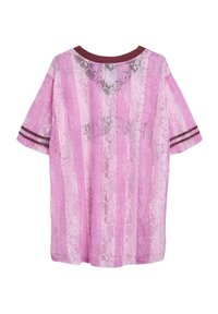 Rosenholzfarbener Spitzentop mit gestreiftem Design und maroonem Rundhalsausschnitt. Kurzärmelig mit maroonfarbenen Streifen an den Ärmeln. Leichte Textur.