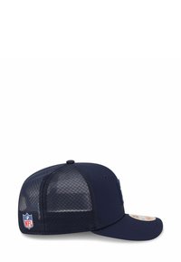 Marineblaue Baseballmütze mit solidem Frontteil, Mesh-Rückseite und nach innen gebogenem Schirm. Mit NFL-Logo-Patch an der Seite. Glatte Stofftextur.