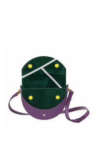 Borsa a tracolla rotonda in suede verde e pelle viola, con dettagli gialli e una striscia argentata, dotata di una corta tracolla regolabile.