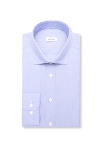 Chemise habillée homme bleu clair à fines rayures verticales blanches, boutonnée sur le devant et aux poignets, avec un col ouvert, soigneusement pliée.