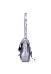 Borsa a spalla metallizzata viola con finitura testurizzata, caratterizzata da una tracolla decorativa con borchie circolari e chiusura a pattina.