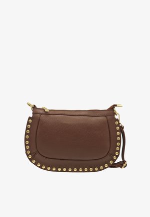 Sac à bandoulière en cuir marron avec des accents dorés cloutés, fermeture à glissière et forme arrondie. Surface texturée avec un grain subtil.