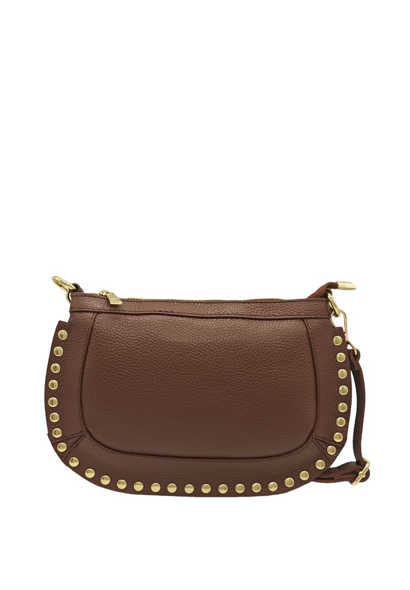 Sac à bandoulière en cuir marron avec des accents dorés cloutés, fermeture à glissière et forme arrondie. Surface texturée avec un grain subtil.