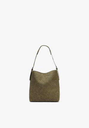 Sac à main en cuir vert olive avec une seule bandoulière ajustable et une surface lisse légèrement texturée.