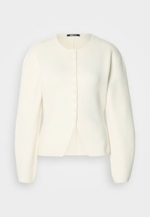 Cardigã branco de malha com gola redonda, mangas compridas, fecho frontal com botões e corte ligeiramente solto. Textura suave, design minimalista.