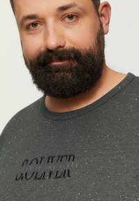 Donkergrijze T-shirt van katoenmix, met een gespikkelde textuur en een reliëf tekstontwerp in zwart over de borst. Normale pasvorm, ronde halslijn.