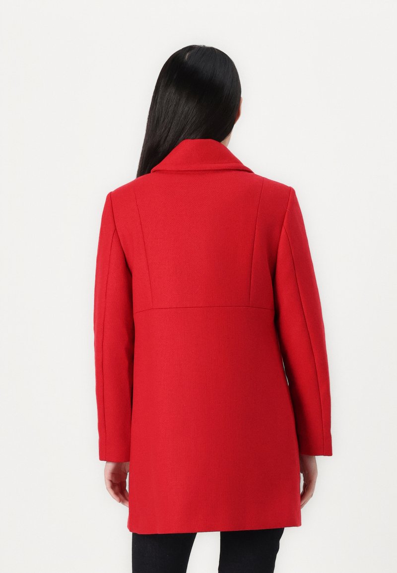 Rote Wolljacke mit taillierter Passform, Reverskragen und langen Ärmeln. Hat eine glatte Textur und ein mittellanges Design.