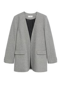 Veste grise à motif chevron, manches longues, sans col, deux poches à rabat devant et doublure intérieure noire.