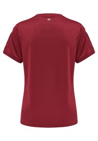 Camiseta roja de manga corta hecha de una tela suave. Presenta un escote crew y un logo sutil en la parte posterior. Diseño simple sin patrones.