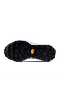 Semelle extérieure en caoutchouc noir avec de profonds crampons, arborant un logo Vibram. La semelle intermédiaire est de couleur mauve clair, avec un motif texturé pour une meilleure adhérence.