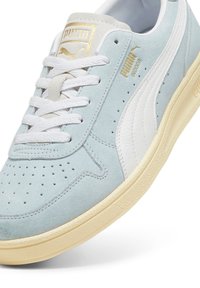 Sneaker in suede azzurro chiaro con dettagli in pelle bianca, forature sulla parte anteriore, lacci bianchi e suola in gomma cremoso texturizzato.