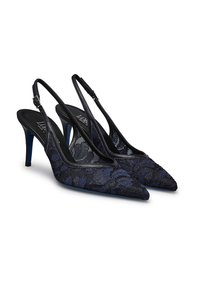 Décolleté slingback in pizzo blu scuro con texture a motivo, cinturini neri e accentuazione blu sul tacco a stiletto.