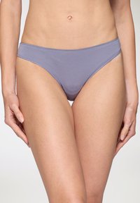 Slip bikini in cotone viola con una texture liscia, design a vita bassa e taglio minimalista, che evidenzia una finitura semplice e senza cuciture.