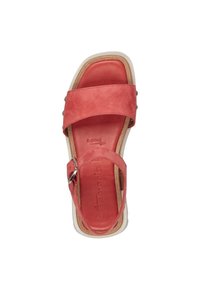 Sandal in suede rosso con fasce larghe, una fibbia regolabile e una soletta imbottita. Presenta una suola leggera e testurizzata e un accento in legno.