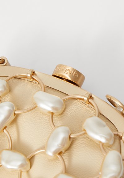 Cult Gaia BRIELLE WRISTLET - Geantă de mână - champagne