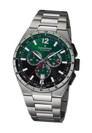 Montre en titane avec un cadran vert et noir, index des heures en ton argent, sous-cadrans de chronographe, affichage de la date à 6 heures et bracelet à maillons.