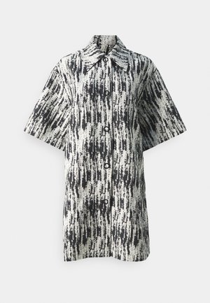Kortærmet skjorte i et sort-hvidt abstrakt mønster, med krave, knaplukning og en løs pasform. Fremstillet af letvægtsstof.