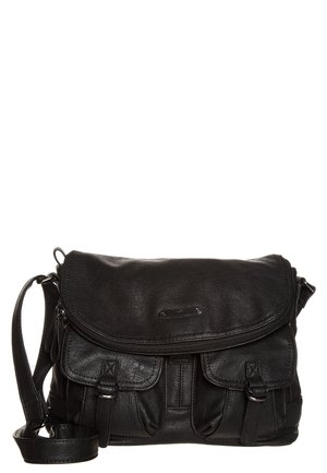 Schwarze Leder-Schultertasche mit Klappenverschluss, zwei Vorderfächern und einem verstellbaren Trageriemen. Glatte Textur und dezentes Branding-Detail.