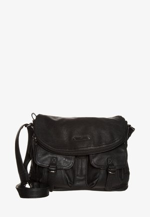 Schwarze Leder-Schultertasche mit Klappenverschluss, zwei Vorderfächern und einem verstellbaren Trageriemen. Glatte Textur und dezentes Branding-Detail.