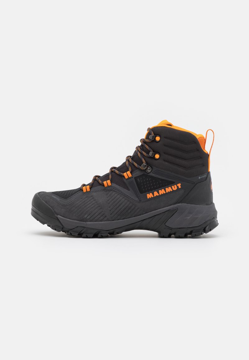 Botas de caminhada pretas com detalhes em laranja, parte superior sintética texturizada, biqueira reforçada e sola robusta para tração. Possui sistema de atacadores.