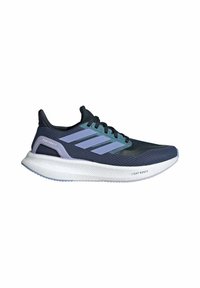 Scarpe da ginnastica blu e grigio scuro con tomaia in rete, tre strisce azzurro chiaro e soletta bianca imbottita. Dettaglio "LIGHT BOOST" di lato.