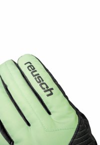 Grüne und schwarze Handschuhe mit strukturiertem Oberflächen, genähten Linien und dem auffällig platzierten "reusch"-Logo auf der Rückseite.