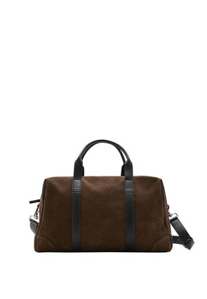 Bruine suède duffeltas met zwarte leren handvatten en verstelbare schouderriem op een witte achtergrond.
