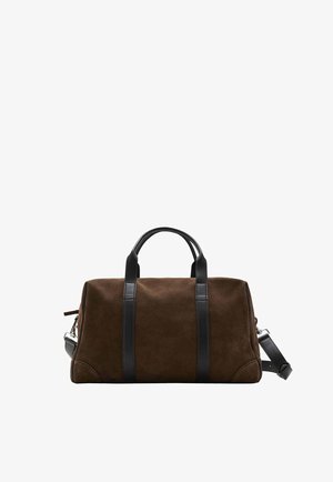 Bruine suède duffeltas met zwarte leren handvatten en verstelbare schouderriem op een witte achtergrond.