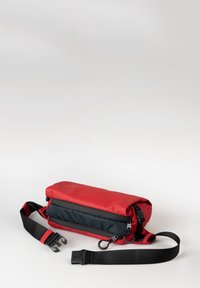 Borsa a tracolla rossa e nera con esterno imbottito, doppi scomparti con zip, tracolla regolabile e chiusura a scatto.