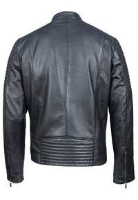 Svart läderjacka med ribbat detaljer på axlar och nedre rygg, dragkedjeärmar och en jämn yta. Inga synliga hårdvarufunktioner.